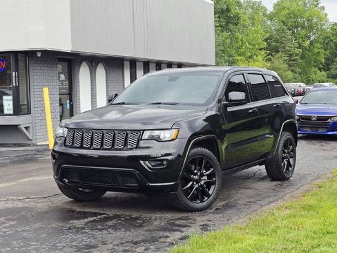 Used 2017 Jeep Grand Cherokee Altitude AWD/4WD image 2
