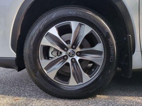 Used 2024 Toyota Highlander XLE image 14