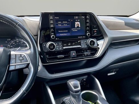 Used 2021 Toyota Highlander XLE FWD image 9
