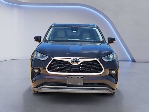 Used 2021 Toyota Highlander XLE FWD image 2