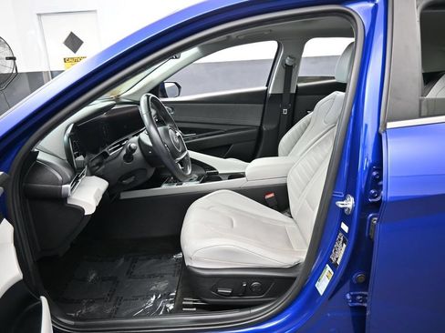 Used 2023 Hyundai Elantra Limited FWD image 11