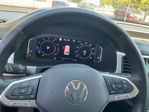 Used 2022 Volkswagen Atlas SEL R-Line AWD/4WD image 11