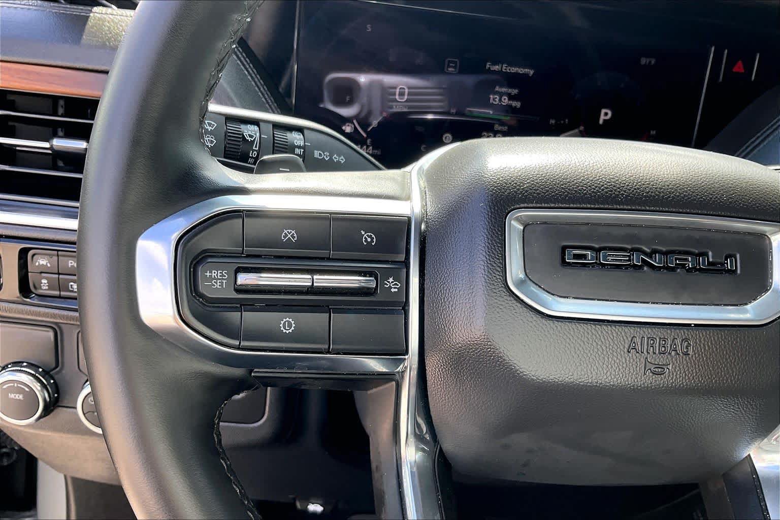 Used 2025 GMC Yukon Denali RWD image 23
