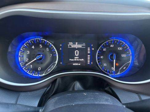 Used 2022 Chrysler Voyager LX image 9