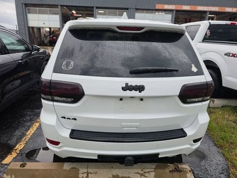 Used 2017 Jeep Grand Cherokee Altitude AWD/4WD image 9