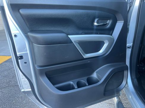 Used 2017 Nissan Titan SV image 16