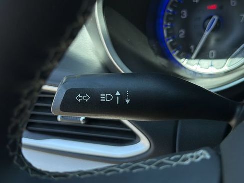 Used 2024 Chrysler Pacifica Touring-L FWD image 31