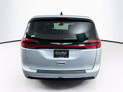 Used 2024 Chrysler Pacifica Touring-L FWD image 7