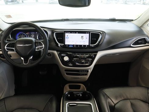 Used 2022 Chrysler Pacifica Touring-L FWD image 23