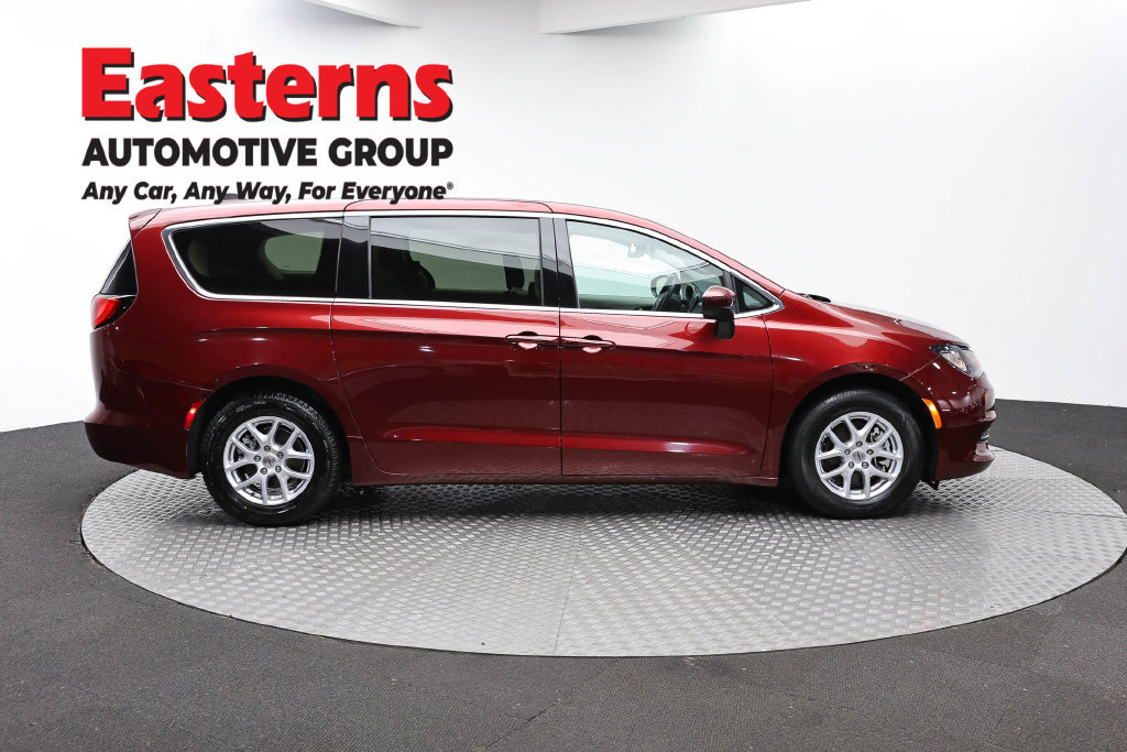 Used 2023 Chrysler Voyager LX FWD image 5