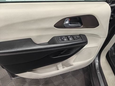 Used 2023 Chrysler Voyager LX FWD image 49