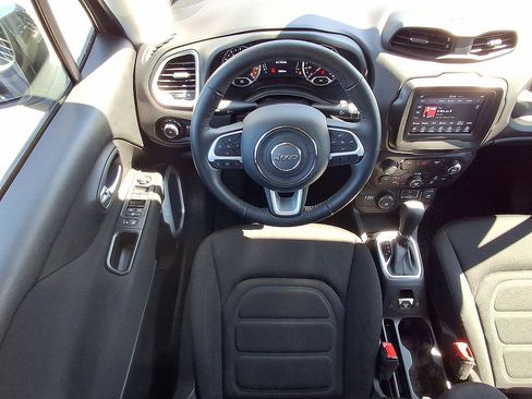 Used 2018 Jeep Renegade Latitude w/ Cold Weather Group AWD/4WD image 27