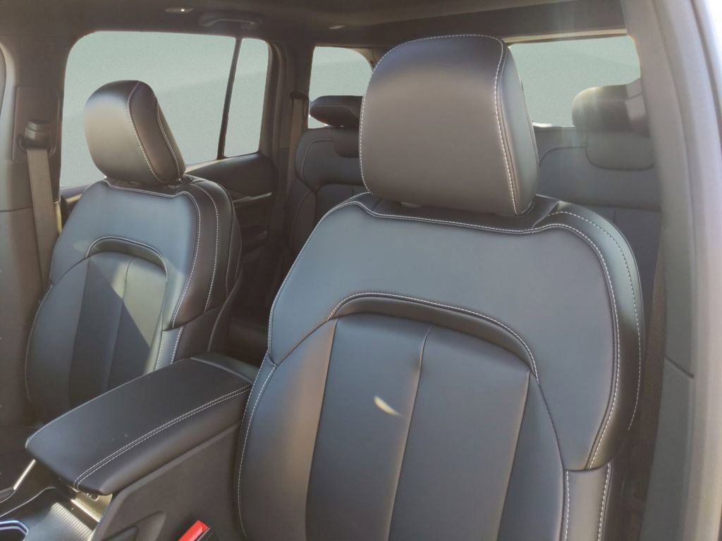 New 2025 Jeep Grand Cherokee Limited w/ Black Appearance Package RWD image 14
