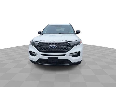 Used 2022 Ford Explorer XLT w/ Equipment Group 202A image 3