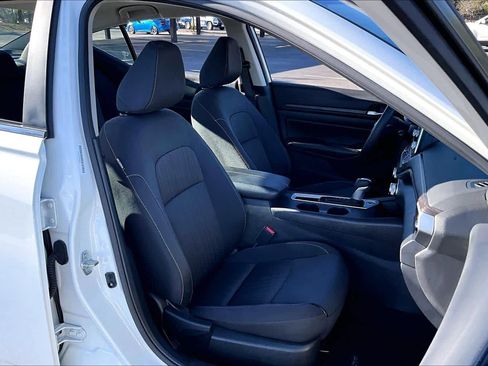 Used 2025 Nissan Altima 2.5 SV image 9