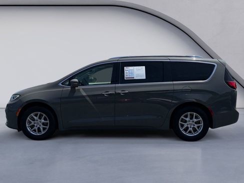 Used 2021 Chrysler Pacifica Touring-L FWD image 2