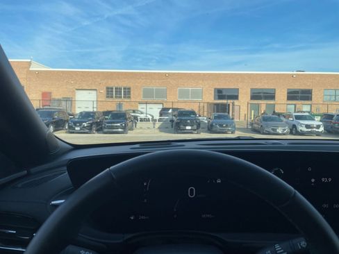 Used 2025 Buick Envista Sport Touring image 34