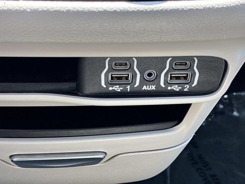 Used 2024 Chrysler Pacifica Touring-L FWD image 34