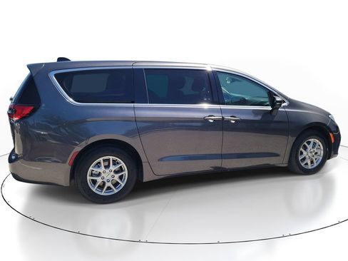 Used 2023 Chrysler Pacifica Touring-L FWD image 2