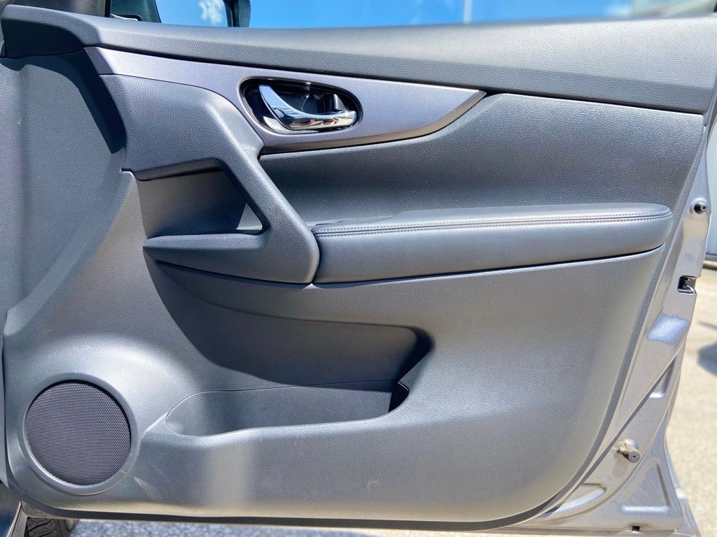 Used 2016 Nissan Rogue SV FWD image 16