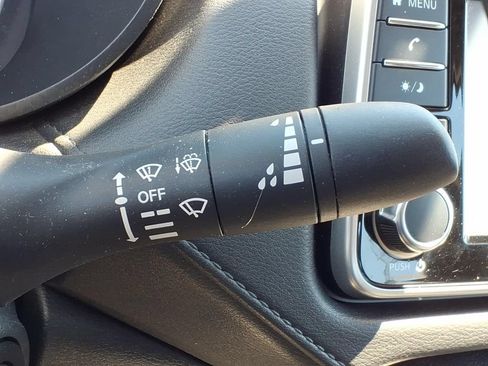 Used 2022 Nissan Versa S FWD image 25