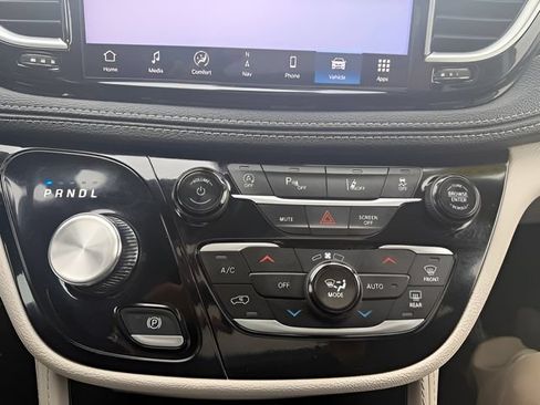 Certified 2024 Chrysler Pacifica Limited FWD image 27