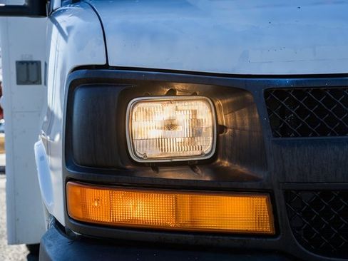 Used 2009 Chevrolet Express 3500 image 12