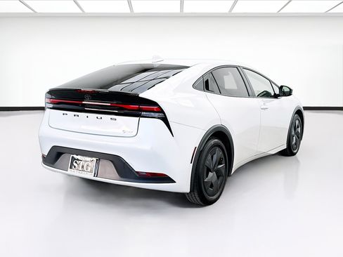 Used 2024 Toyota Prius LE FWD image 4