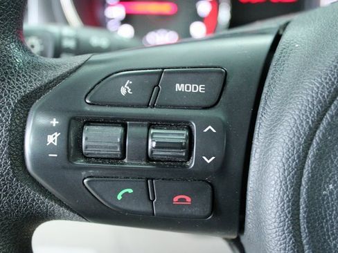 Used 2018 Kia Sedona L image 15