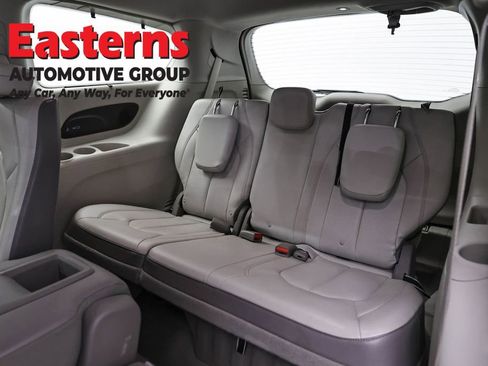 Used 2017 Chrysler Pacifica Touring-L Plus w/ Advanced Safetytec Group FWD image 27