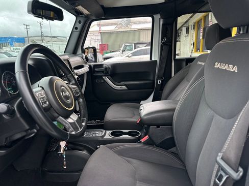 Used 2017 Jeep Wrangler Unlimited Sahara w/ Connectivity Group image 13