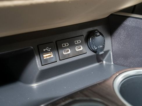 Used 2023 Toyota Highlander Limited image 21