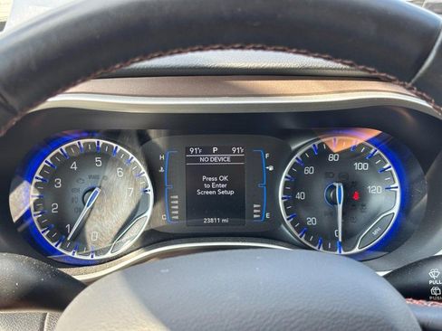 Used 2017 Chrysler Pacifica Touring-L w/ Tire & Wheel Group FWD image 22