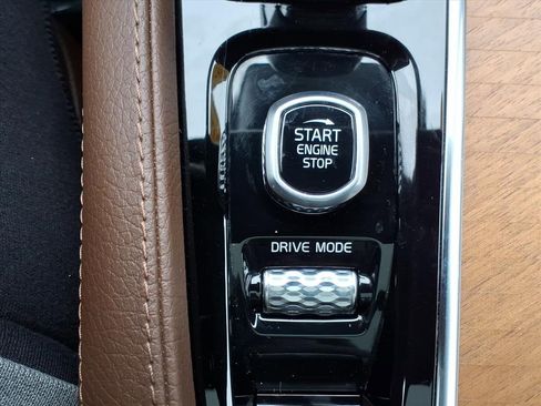 Used 2021 Volvo XC90 T6 Momentum w/ Protection Package Premier image 21