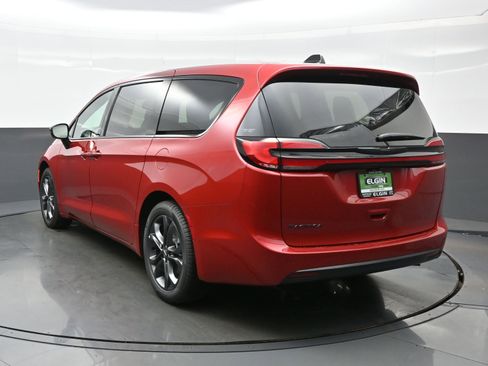 New 2026 Chrysler Pacifica Select image 4