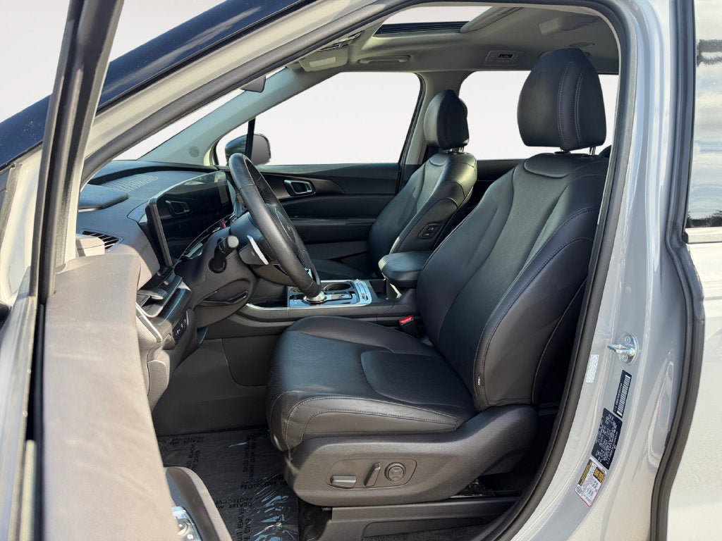 Used 2025 Kia Carnival SX w/ SX Dark Edition Package FWD image 7