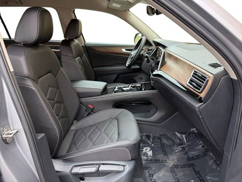 Used 2025 Volkswagen Atlas SE image 18