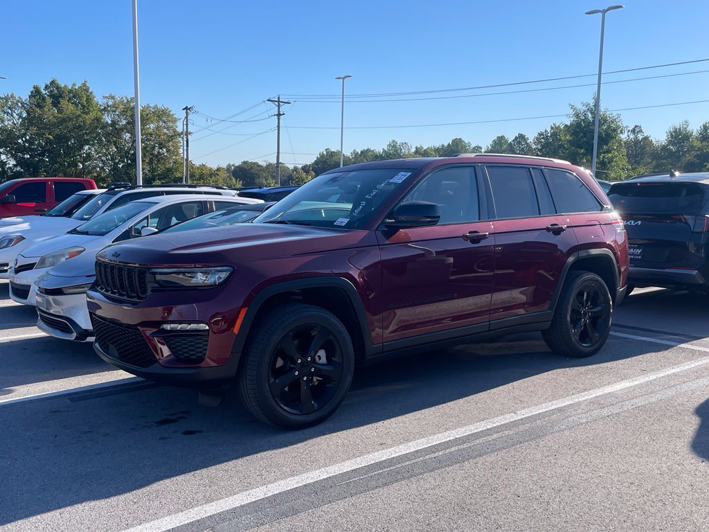 Used 2024 Jeep Grand Cherokee Limited w/ Black Appearance Package AWD/4WD image 4