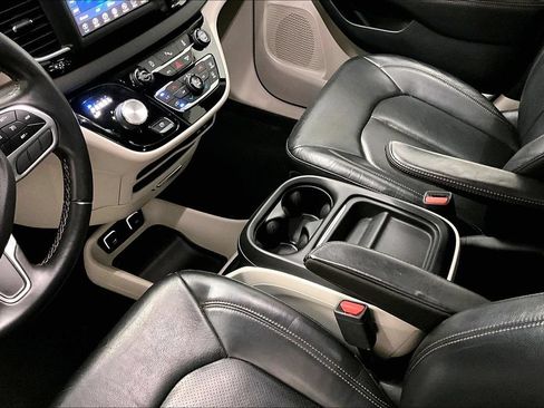 Used 2018 Chrysler Pacifica Touring-L FWD image 18