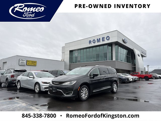 Used 2018 Chrysler Pacifica Touring-L FWD image 1