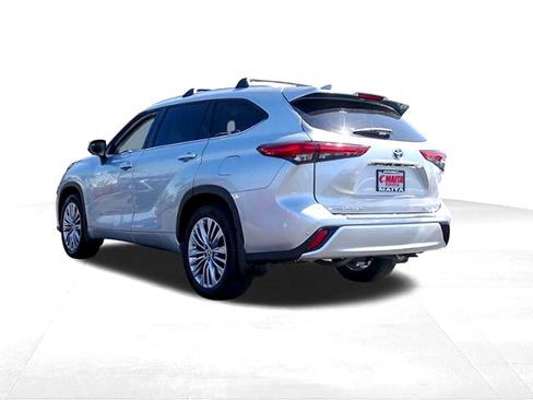 Certified 2021 Toyota Highlander Platinum FWD image 6