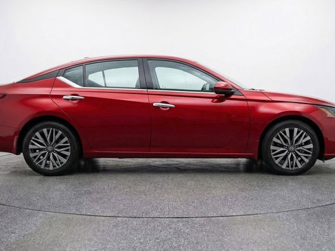 Used 2025 Nissan Altima 2.5 SV image 11