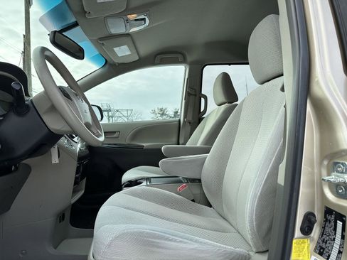 Used 2012 Toyota Sienna LE image 11