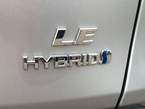 Used 2021 Toyota RAV4 LE AWD/4WD image 6