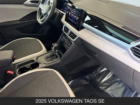 Used 2025 Volkswagen Taos SE w/ Panoramic Sunroof Package FWD image 16