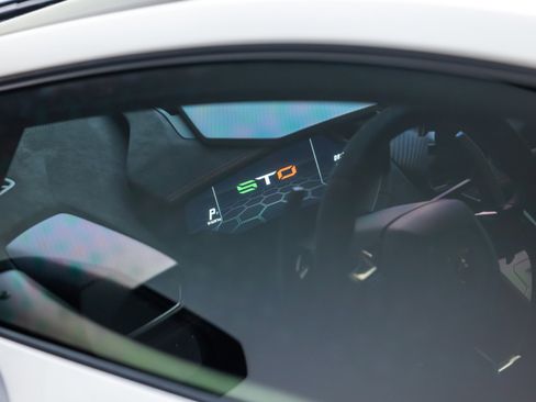 Used 2022 Lamborghini Huracan STO image 23
