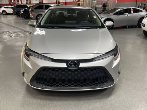 Used 2021 Toyota Corolla LE image 3