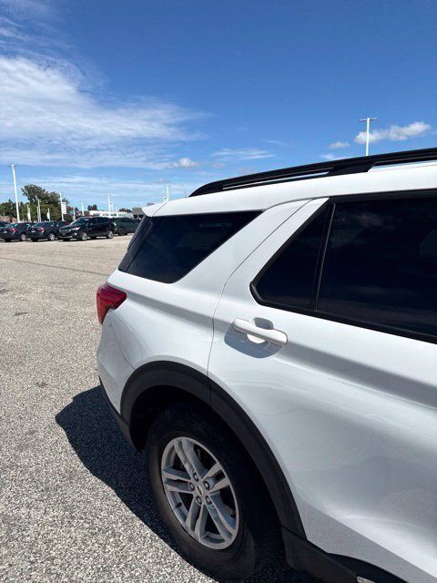 Used 2022 Ford Explorer XLT w/ Equipment Group 202A AWD/4WD image 16