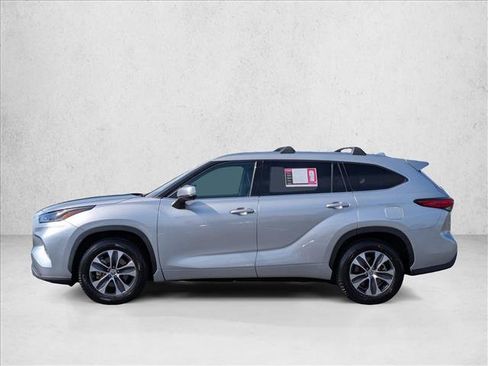 Used 2021 Toyota Highlander XLE FWD image 8