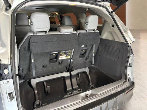 Used 2023 Toyota Sienna XLE image 18